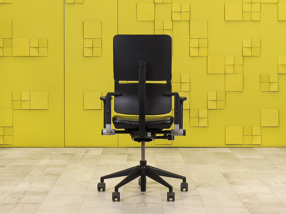 Офисное кресло руководителя на колесах Please 2 Ergonomik Steelcase Кожа Чёрный Германия  КРКЧ-23105