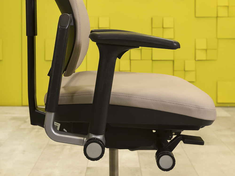 Офисное кресло руководителя Please 2 Ergonomik Steelcase Кожа Бежевый Германия  КРКБ-29016