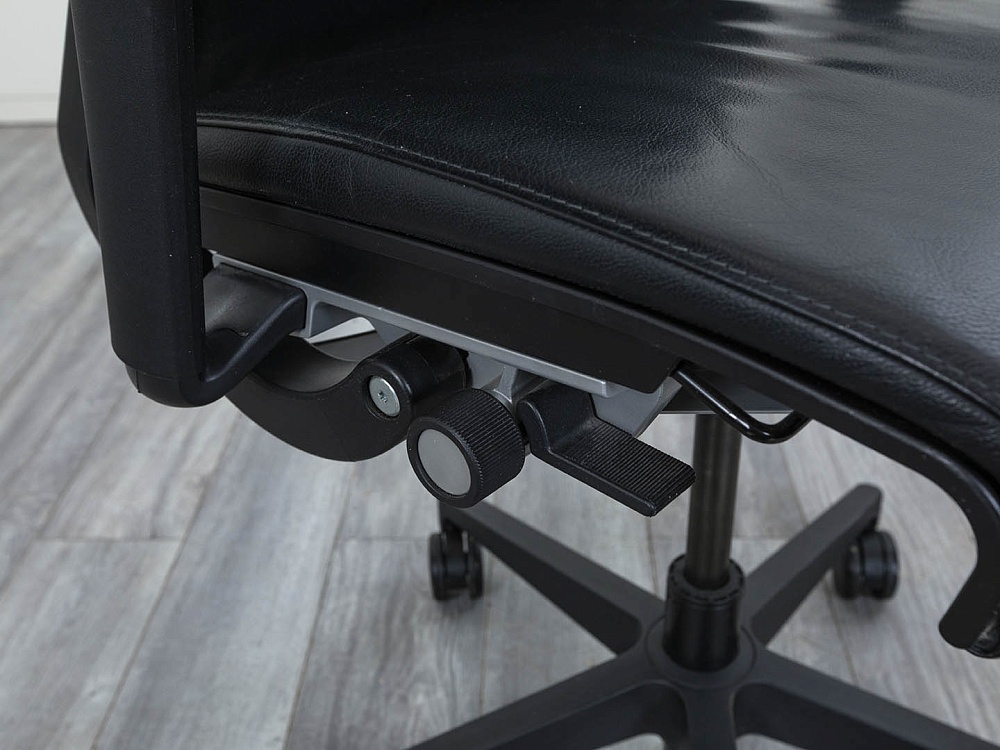 Офисное кресло для персонала  SteelCase Кожа Черный Think  (КПКЧ-11104)