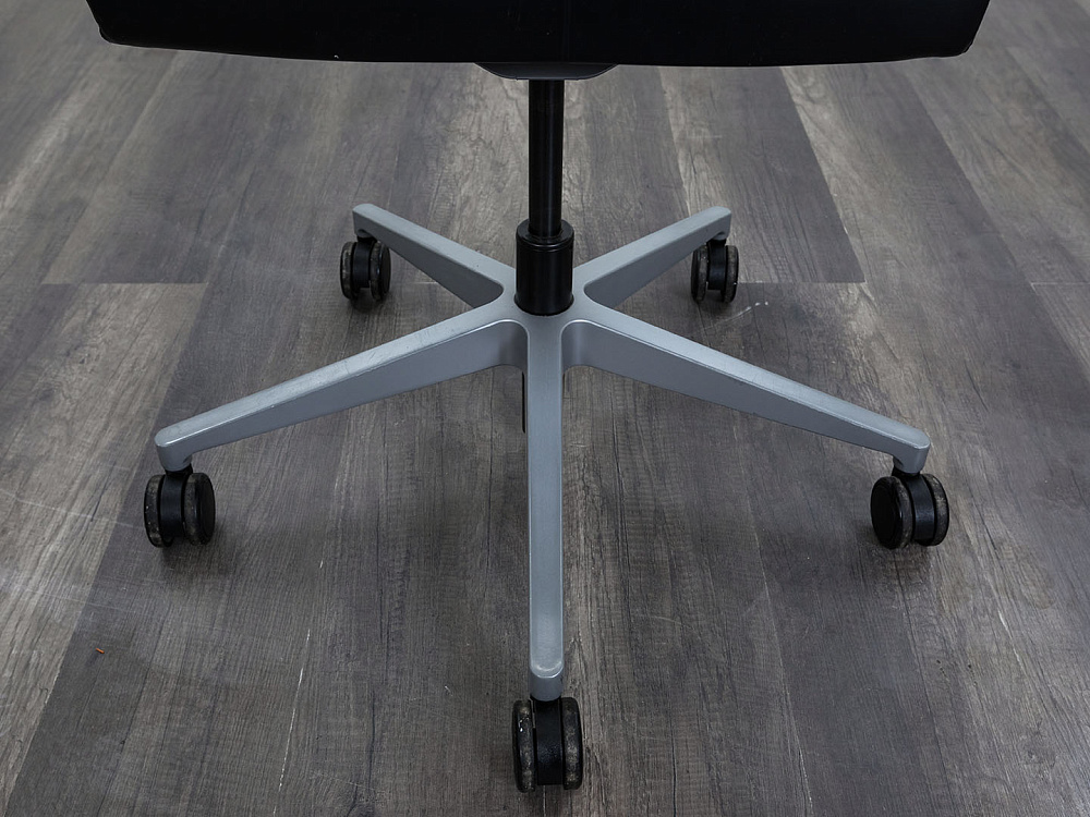 Офисное кресло для персонала  SteelCase Кожзам Черный Think  (КПКЧ-26013)