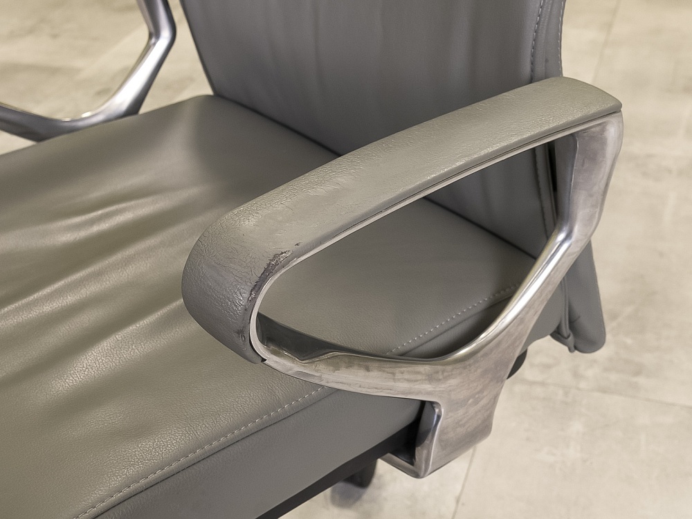 Офисное кресло руководителя на колесах Кожа Серый   КРКС-06055