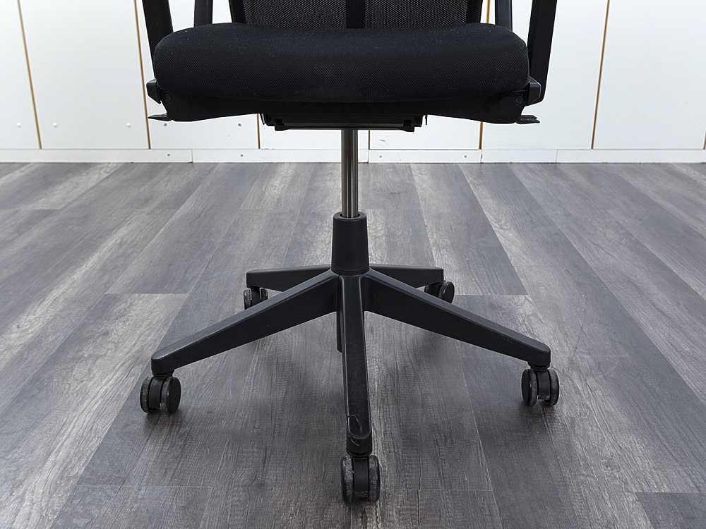 Офисное кресло руководителя  Haworth Ткань Черный Comforto 59  (КРТЧ-13081)