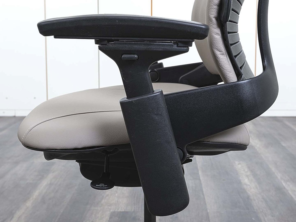 Офисное кресло руководителя  SteelCase Кожа Бежевый Leap B  (КРКБ-16122)