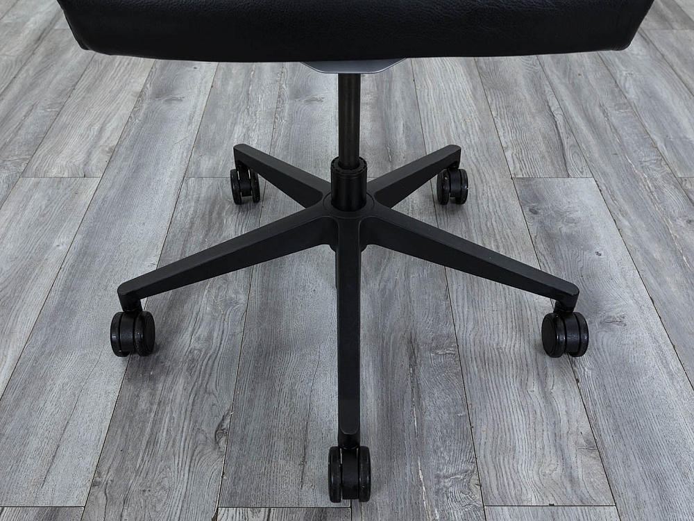 Офисное кресло для персонала  SteelCase Кожа Черный Think  (КПКЧ-11104)