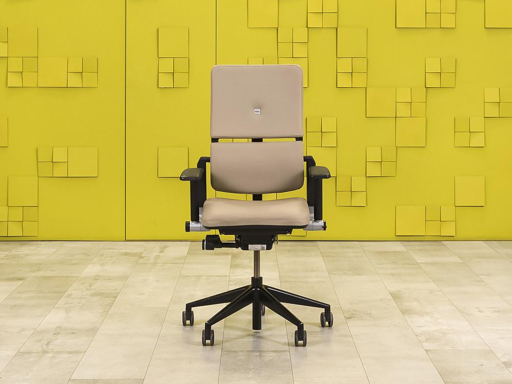 Офисное кресло руководителя Please 2 Ergonomik Steelcase Кожа Бежевый Германия  КРКБ-29016
