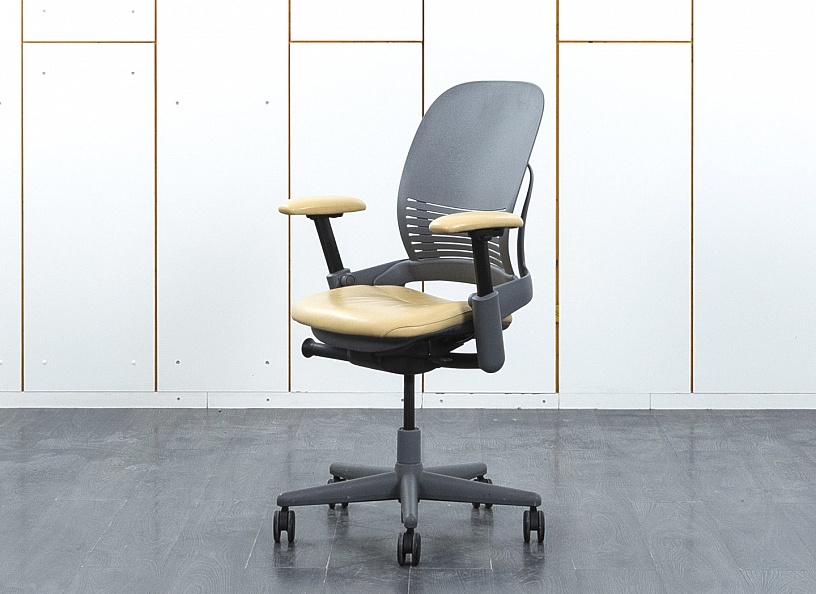 Офисное кресло для персонала  SteelCase Кожа Бежевый Leap B  (КРКБ-29098)