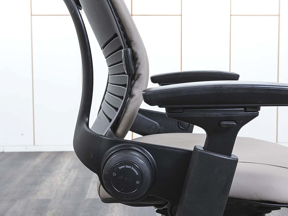 Офисное кресло руководителя  SteelCase Кожа Бежевый Leap B  (КРКБ-16122)