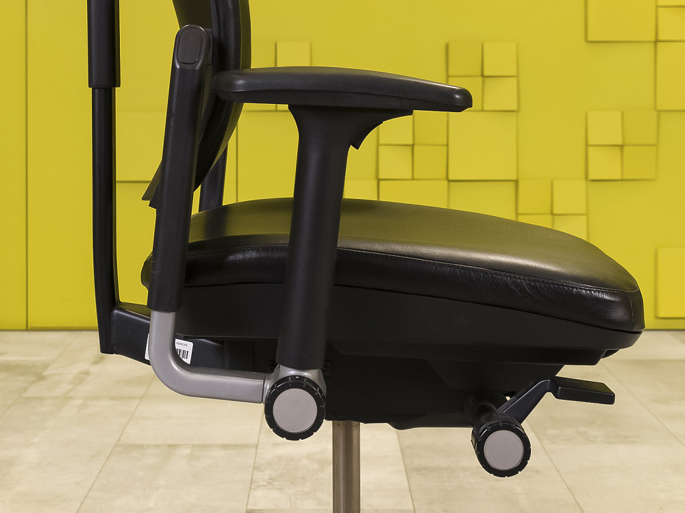Офисное кресло руководителя на колесах Please 2 Ergonomik Steelcase Кожа Чёрный Германия  КРКЧ-23105