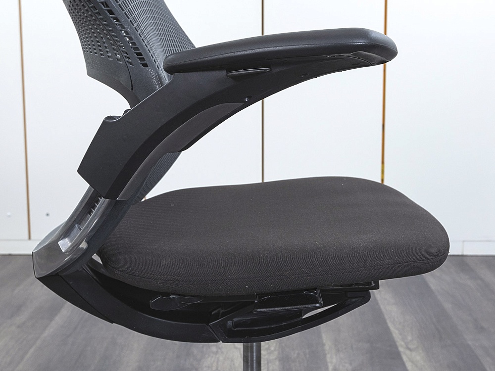 Офисное кресло руководителя  Knoll Ткань Черный Generation  (КРТЧ-21092)