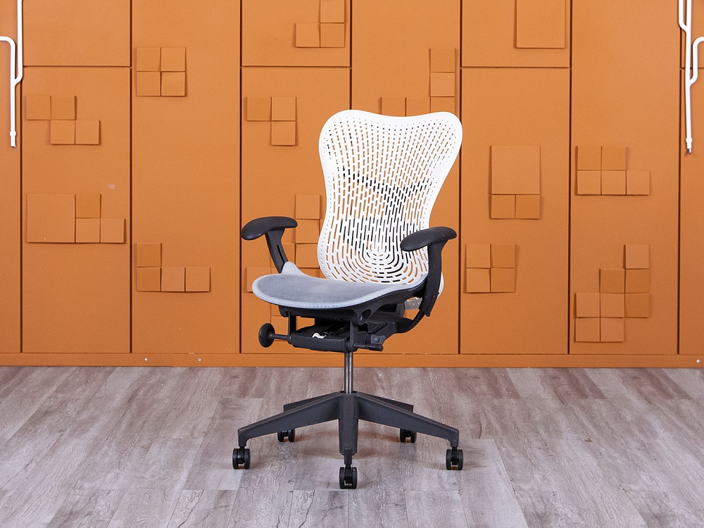 Офисное кресло руководителя  Herman Miller Сетка Серый Mirra 2  (КРСС-14024)