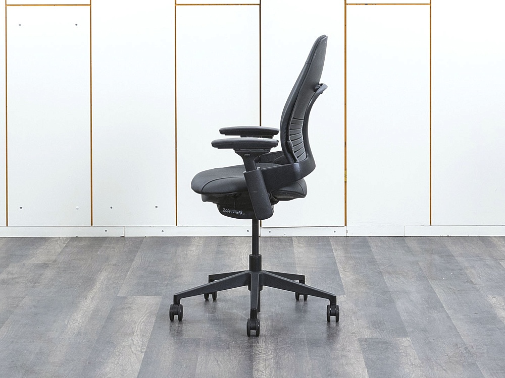 Офисное кресло руководителя  SteelCase Кожа Черный Leap B  (КРКЧ-16122)