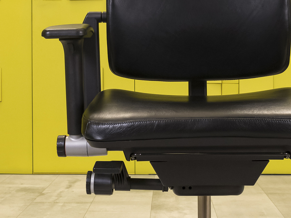 Офисное кресло руководителя на колесах Please 2 Ergonomik Steelcase Кожа Чёрный Германия  КРКЧ-23105