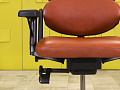 Офисное кресло руководителя на колесах  Steelcase Please 1 Кожа Оранжевый Германия  КРКК1-09105