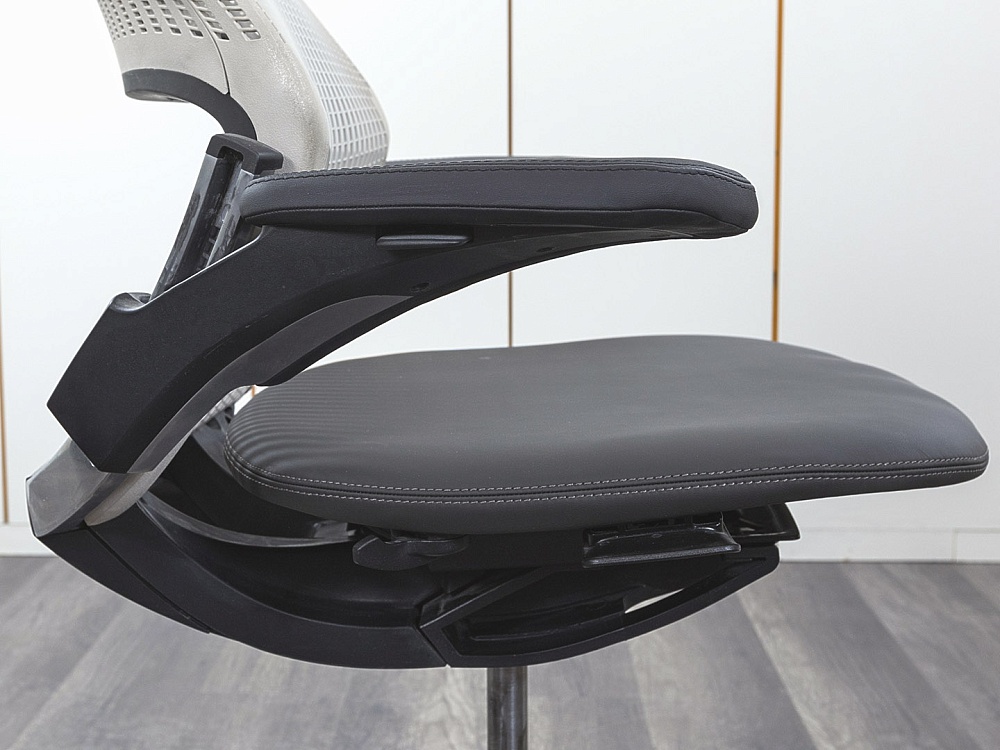 Офисное кресло руководителя  Knoll Кожа Черный Generation  (КРКЧ-28022)