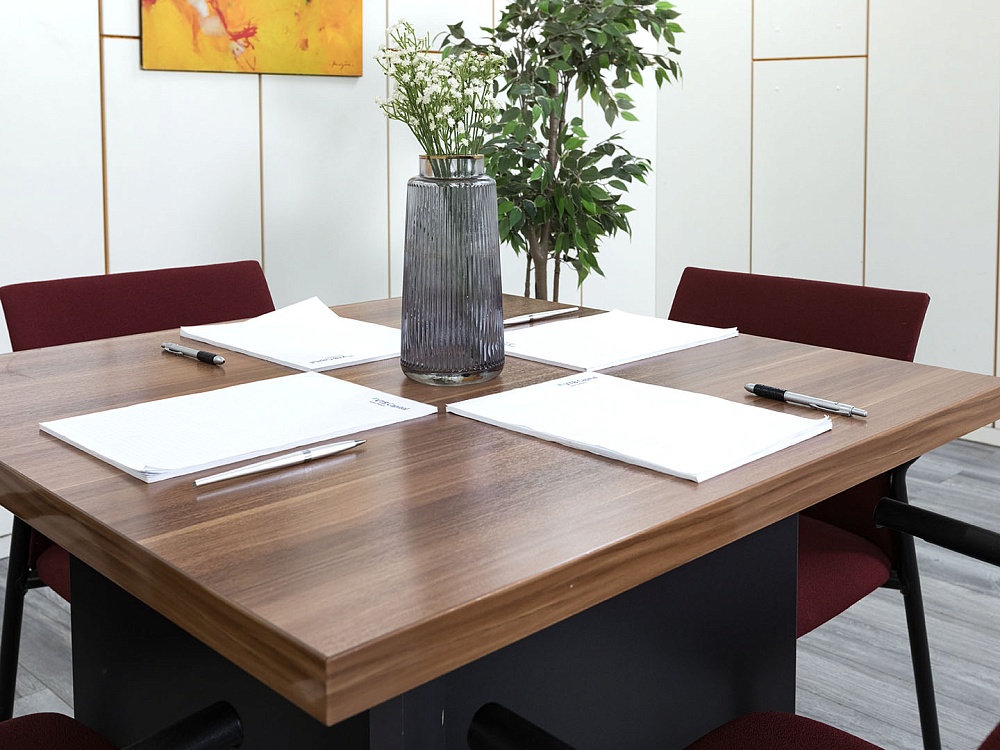 Офисный стол для переговоров  900х900х755 ЛДСП Зебрано Сенатор  (СГПЗ-07114)