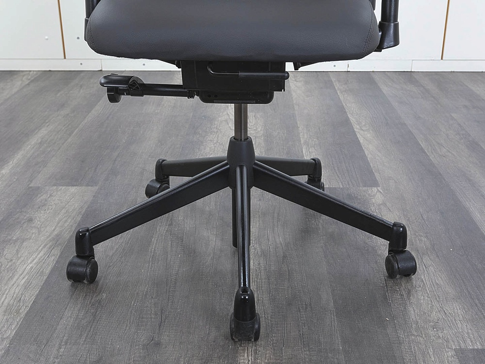 Офисное кресло руководителя  SteelCase Кожа Серый Please 1  (КРКС-08072)