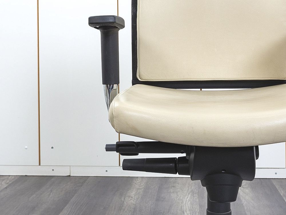 Офисное кресло руководителя   Кожзам Бежевый   (КРКБ-24052)