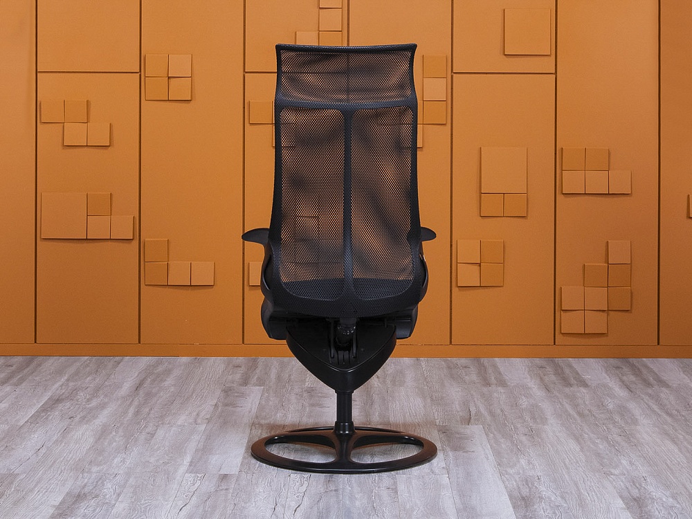 Офисное кресло руководителя  Okamura Кожа Черный Leopard  (КРКЧ-17015)