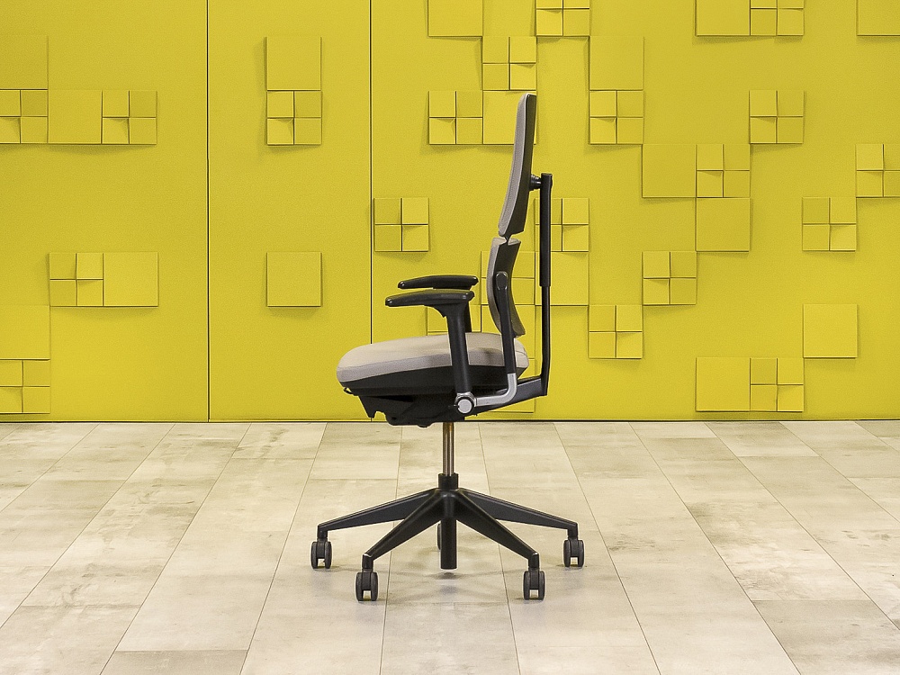 Офисное кресло руководителя на колесах Please 2 Ergonomik Steelcase Кожа Серый Германия_КРКС-221024