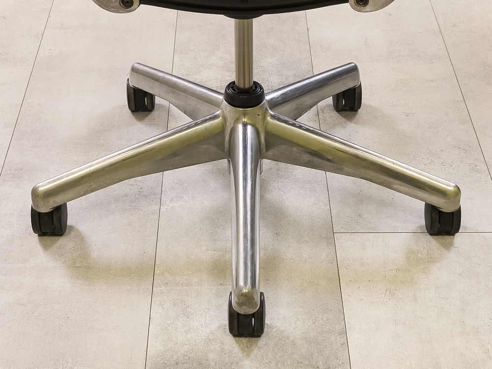 Офисное кресло руководителя на колесах Aeron B Herman Miller Сетка Чёрный США  КРТЧ1-12115