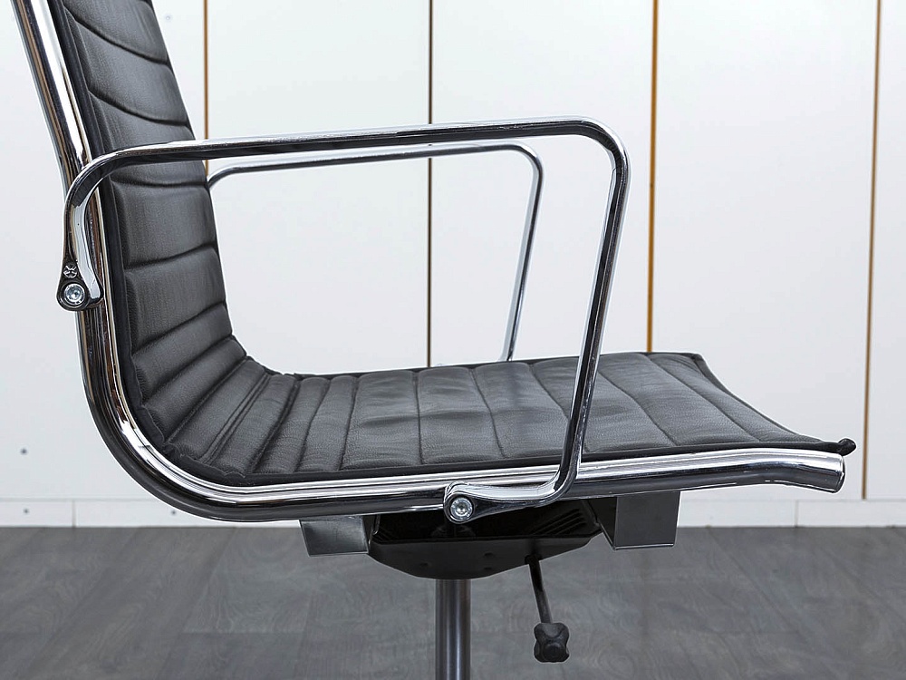 Офисное кресло руководителя  LUXY Кожа Черный Light B  (КРКЧ-16121)