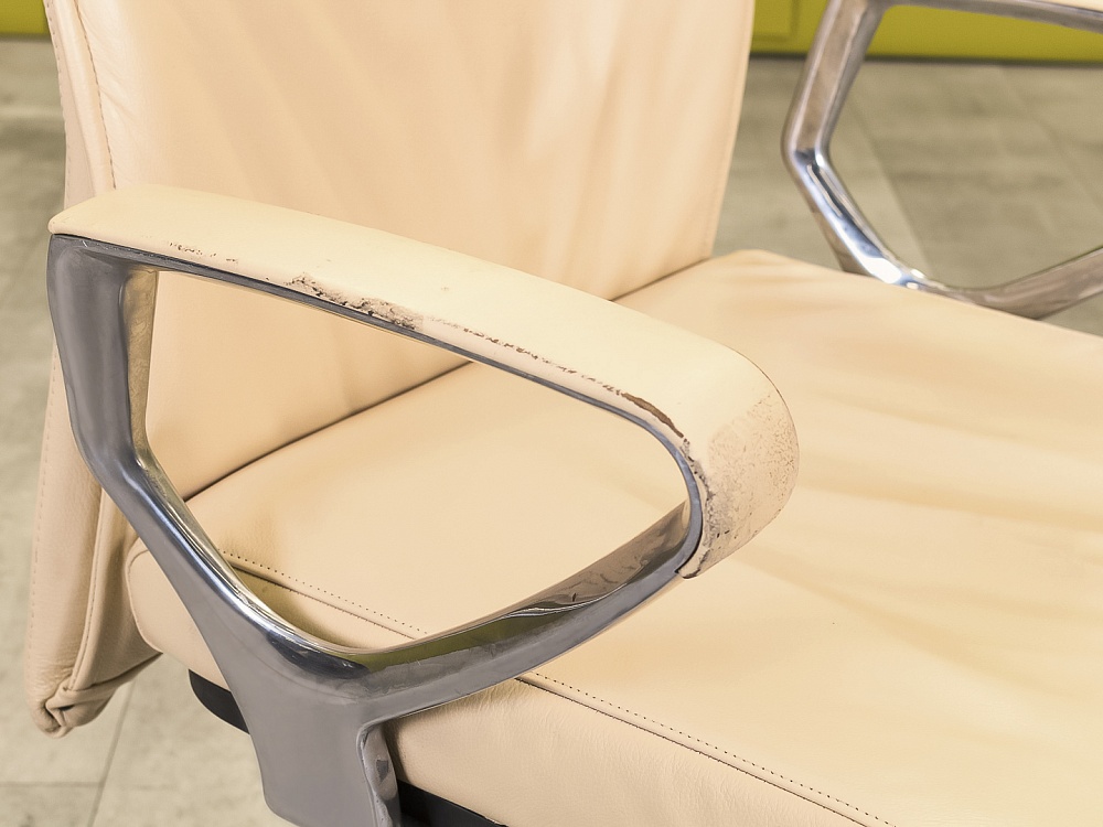 Офисное кресло руководителя на колесах Кожа Бежевый   КРКБ3-06055