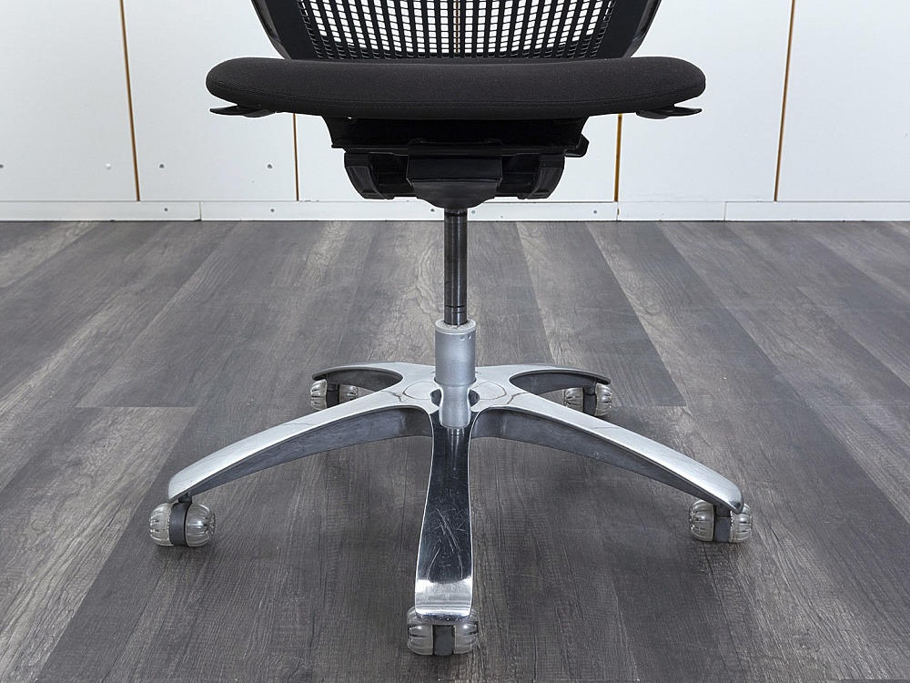 Офисное кресло руководителя  Knoll Ткань Черный Generation  (КРТЧ-21092)