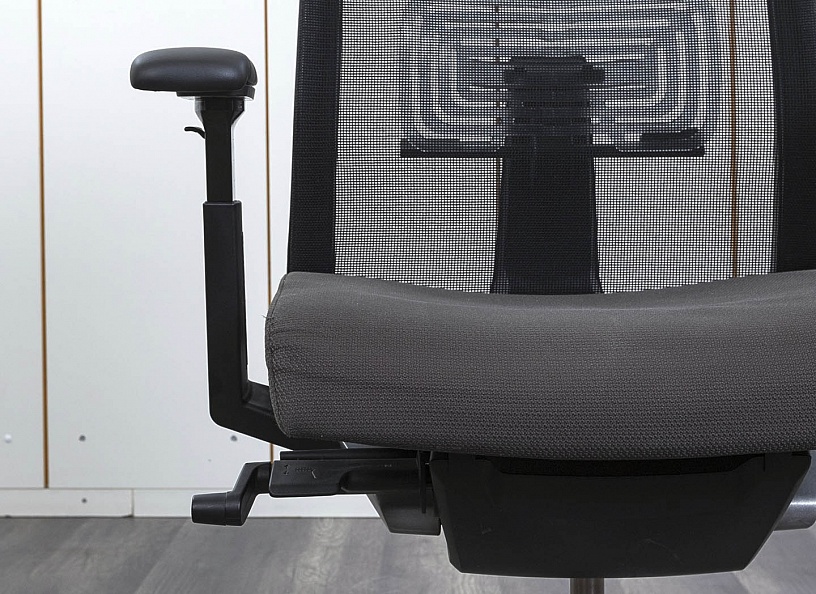 Офисное кресло руководителя  Haworth Ткань Черный Very  (КПТЧ-31082)