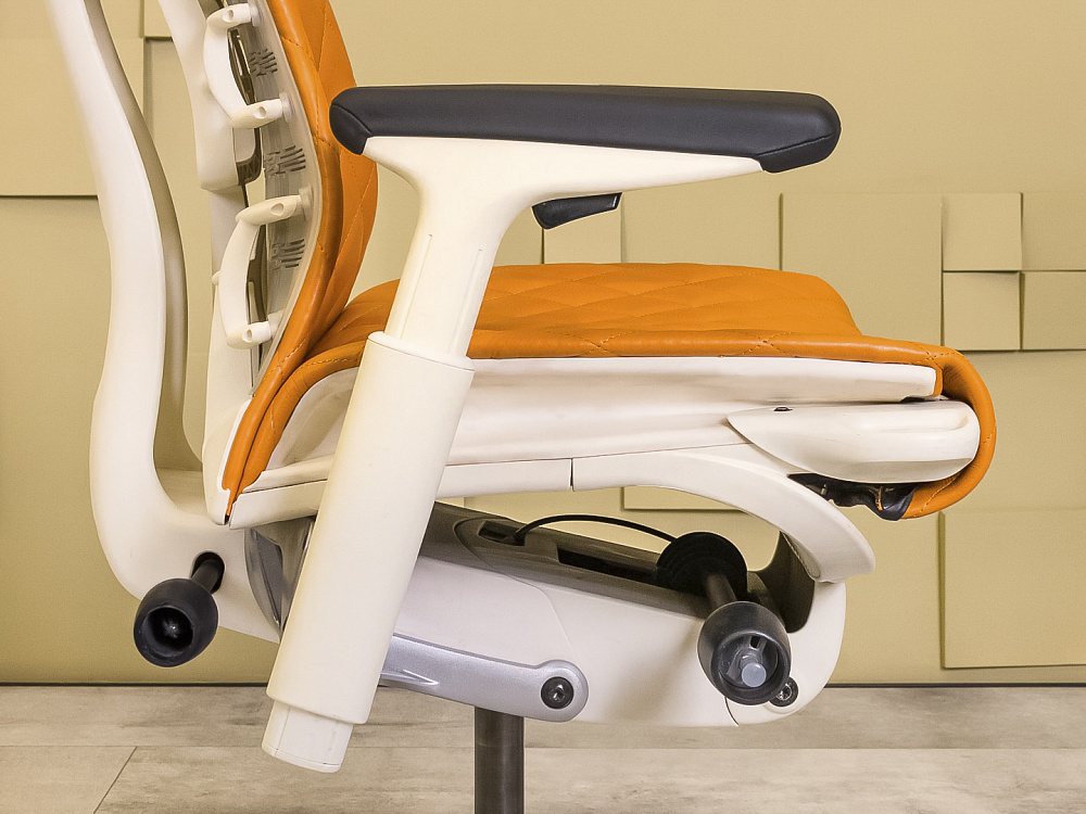 Офисное кресло руководителя на колесах Embody Herman Miller Кожа Оранжевый США  КРКО-29125