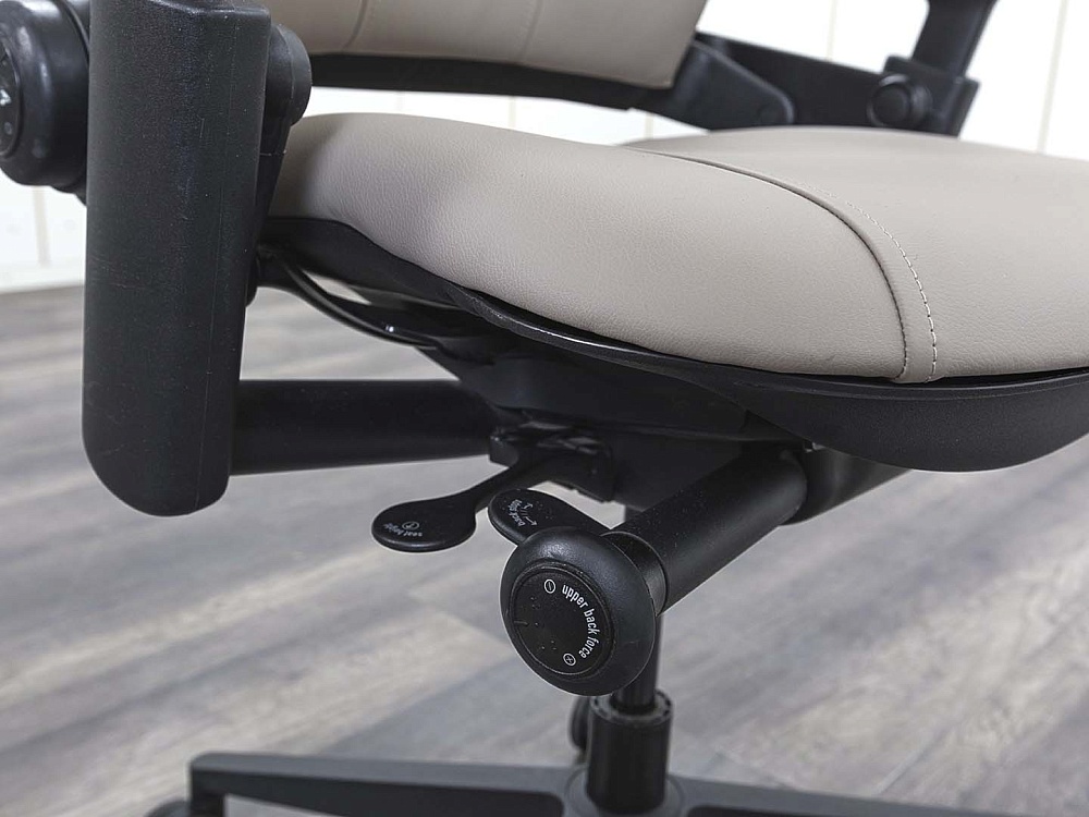 Офисное кресло руководителя  SteelCase Кожа Бежевый Leap B  (КРКБ-16122)