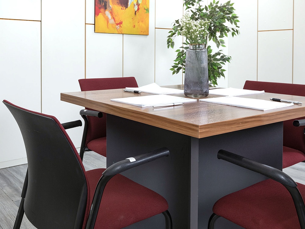 Офисный стол для переговоров  900х900х755 ЛДСП Зебрано Сенатор  (СГПЗ-07114)