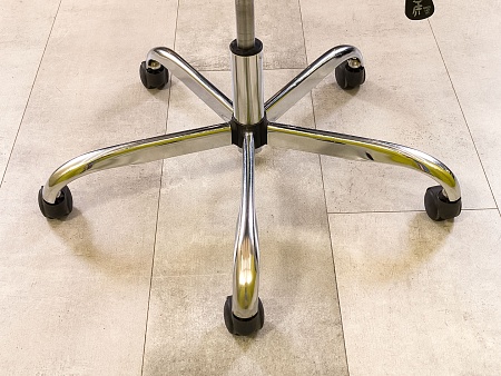 Офисное кресло руководителя на колесах Сетка Белый Россия_КРКБ-250624