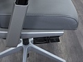 Офисное кресло руководителя  Haworth Кожа Серый Comforto 5910  (КРКС-07121)