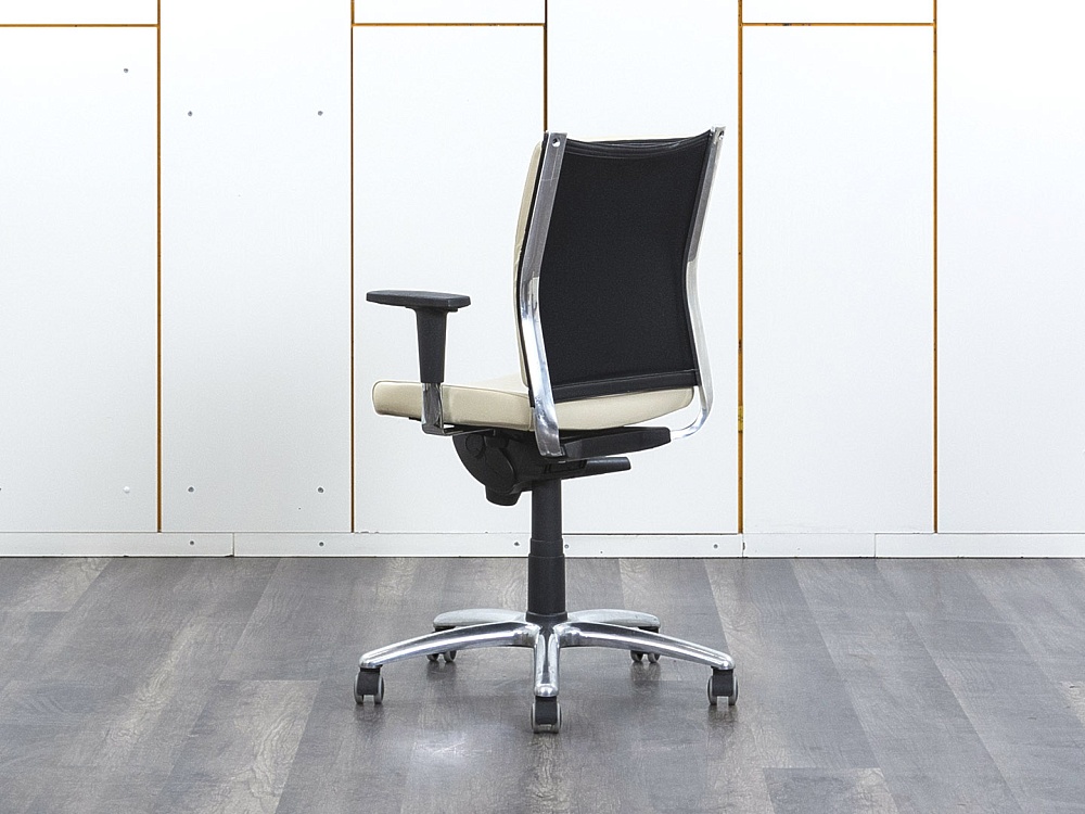 Офисное кресло руководителя   Кожзам Бежевый   (КРКБ-24052)