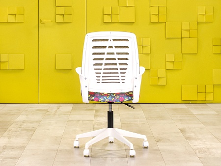 Офисное кресло для персонала на колесах Ирис White серый Ткань Серый; Белый Россия