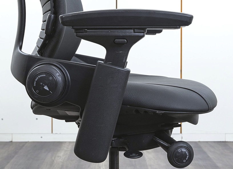 Офисное кресло руководителя  SteelCase Кожа Черный Leap B  (КРКЧ-16122)