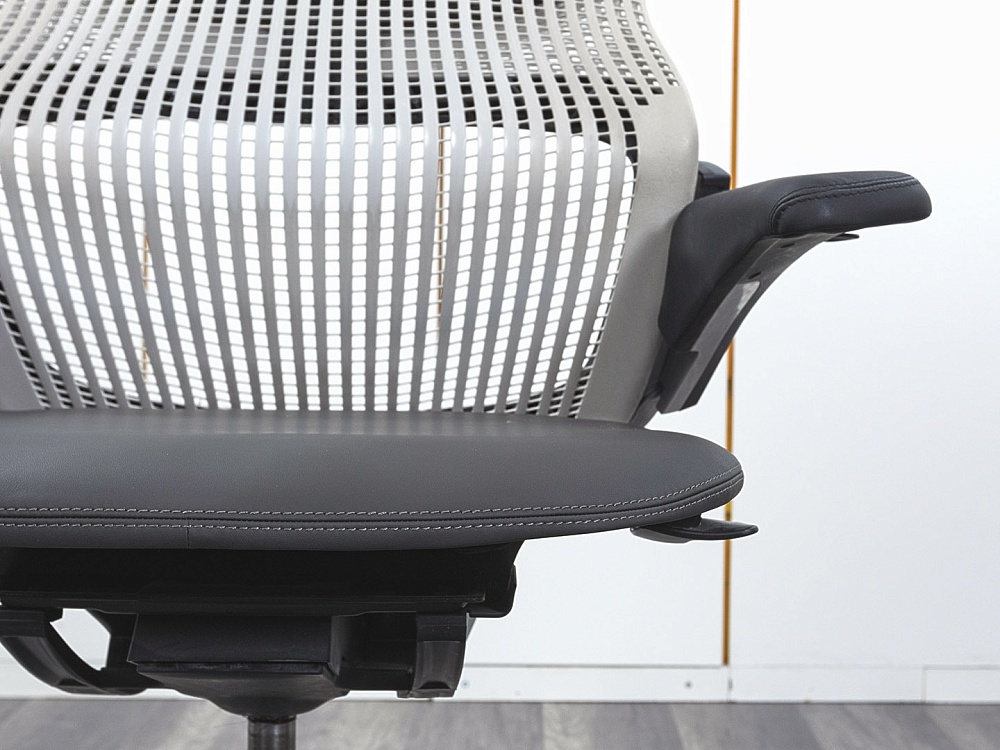 Офисное кресло руководителя  Knoll Кожа Черный Generation  (КРКЧ-28022)
