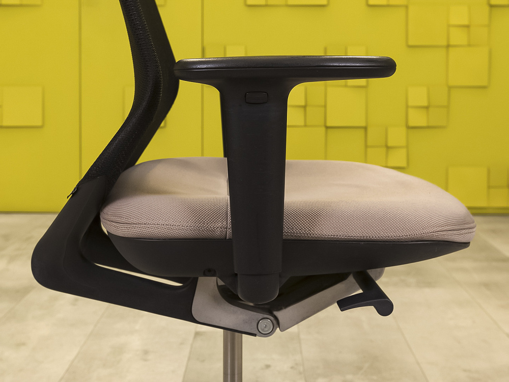 Офисное кресло для персонала на колесах Vitra Ткань Бежевый Швейцария  КПТБ1-23066