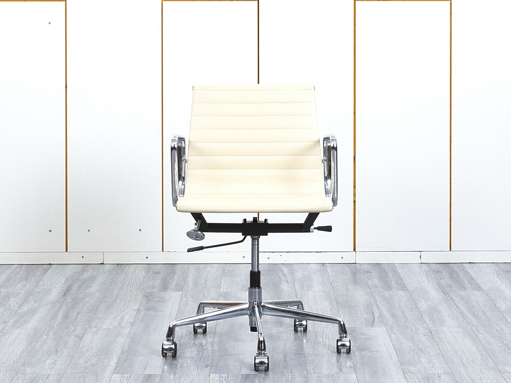 Офисное кресло для персонала  Eames Кожа Бежевый EA 117  (КПКБ-20123)