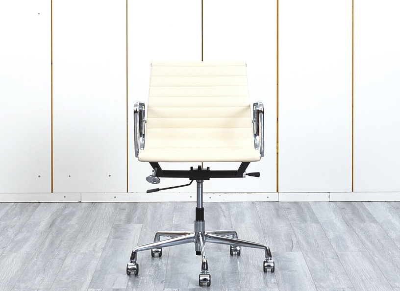 Офисное кресло для персонала  Eames Кожа Бежевый EA 117  (КПКБ-20123)