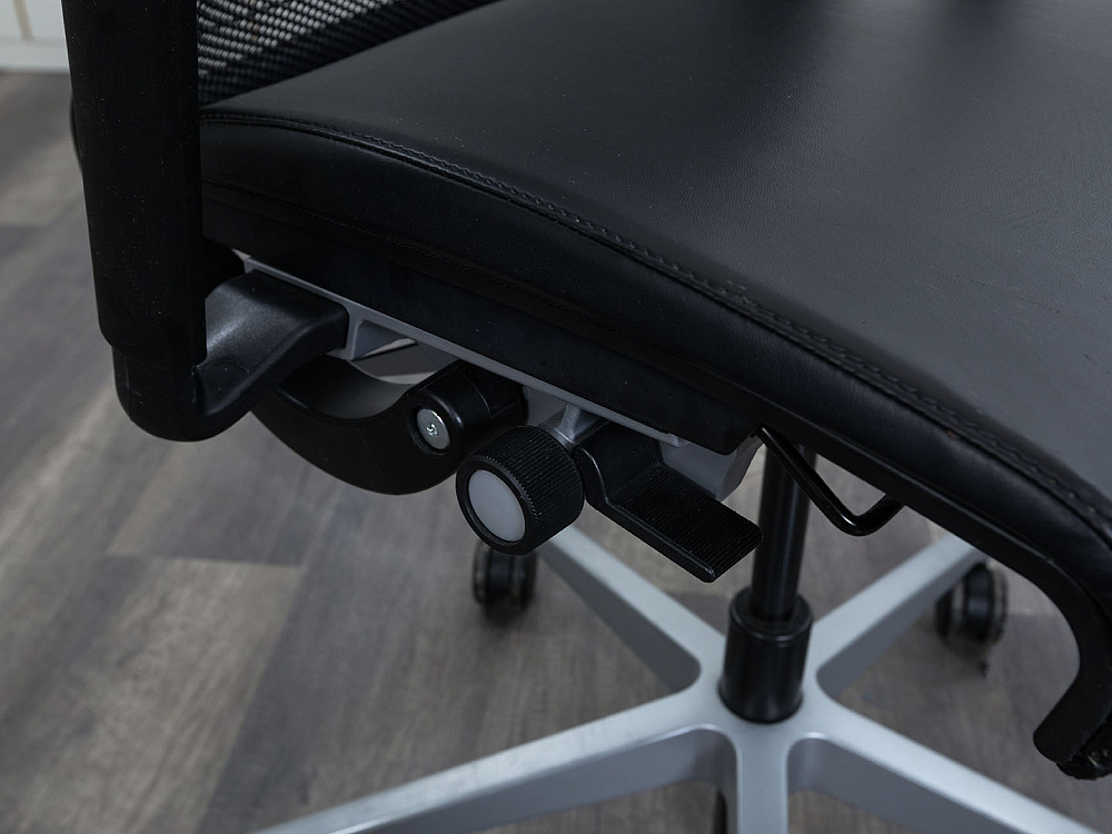 Офисное кресло для персонала  SteelCase Кожзам Черный Think  (КПКЧ-26013)
