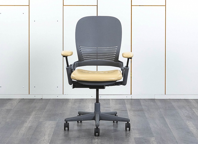 Офисное кресло руководителя  SteelCase Кожа Бежевый Leap B  (КРКБ-20062)