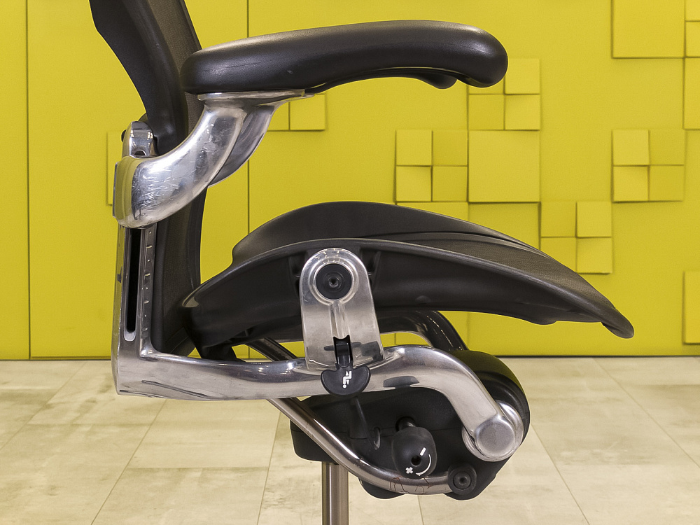 Офисное кресло руководителя на колесах Aeron B Herman Miller Сетка Чёрный США  КРТЧ1-12115