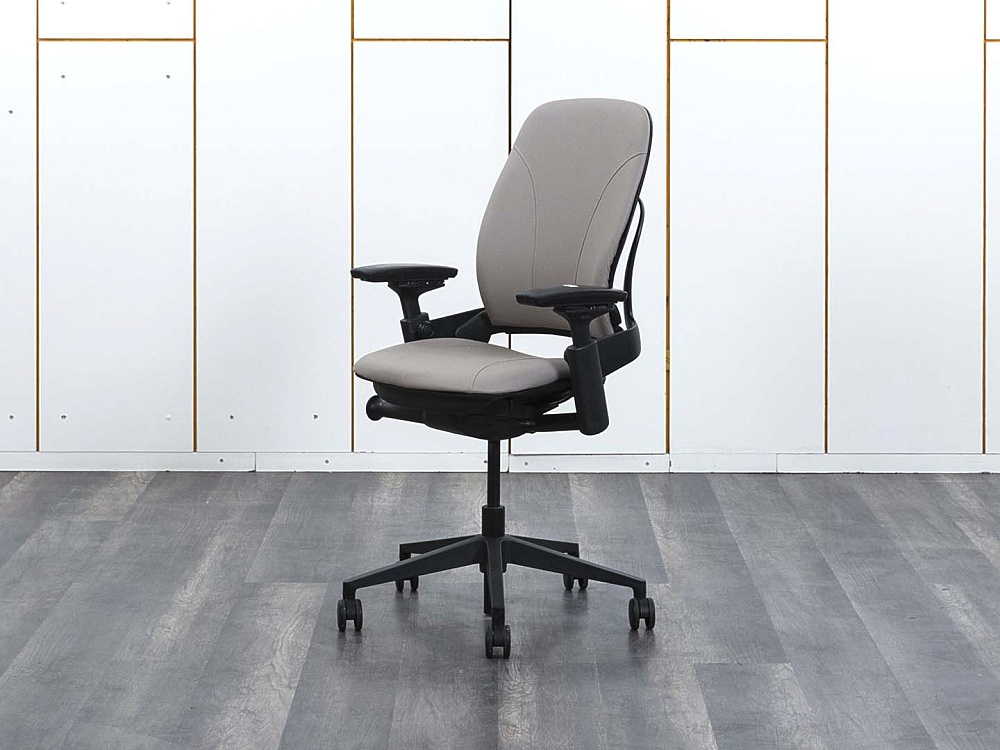 Офисное кресло руководителя  SteelCase Кожа Бежевый Leap B  (КРКБ-16122)