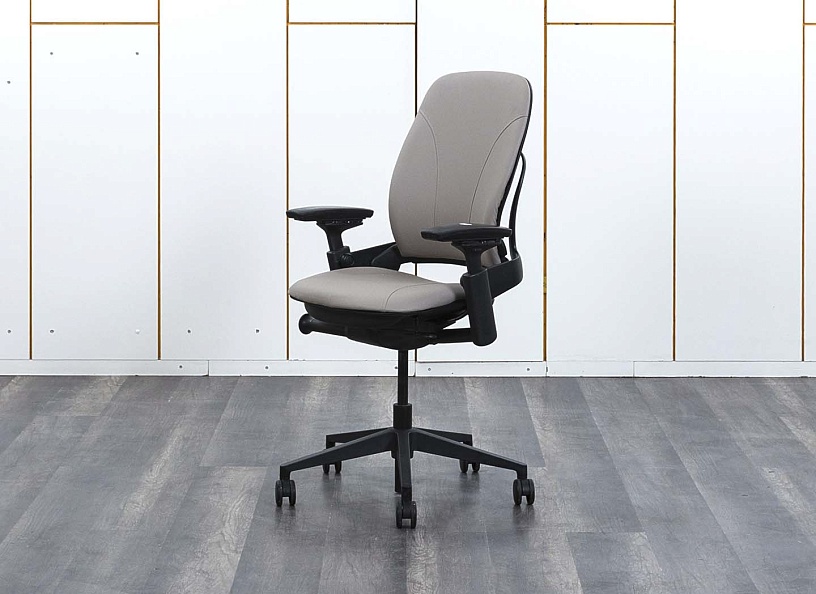 Офисное кресло руководителя  SteelCase Кожа Бежевый Leap B  (КРКБ-16122)