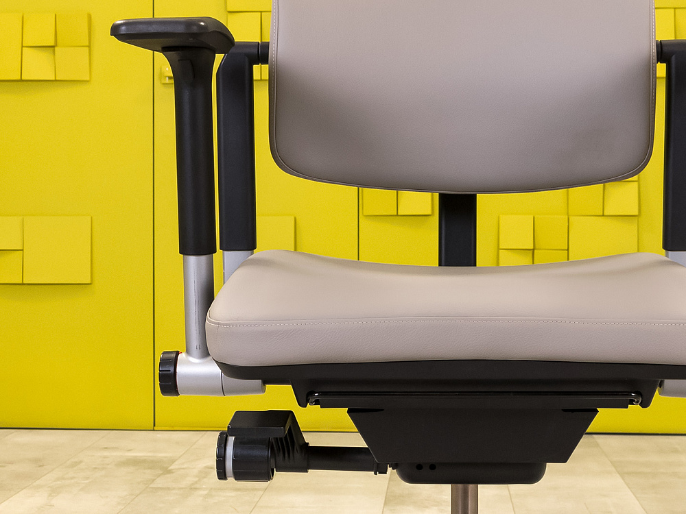 Офисное кресло руководителя на колесах Please 2 Ergonomik Steelcase Кожа Серый Франция_КРКС-141024