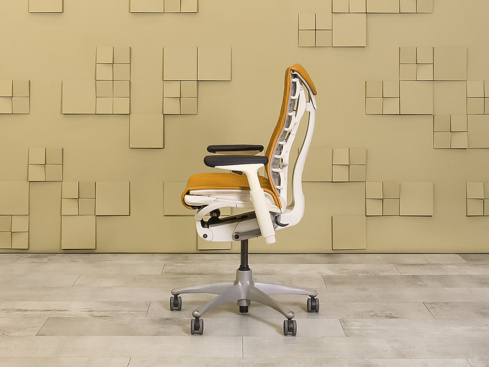 Офисное кресло руководителя на колесах Embody Herman Miller Кожа Оранжевый США  КРКО-29125