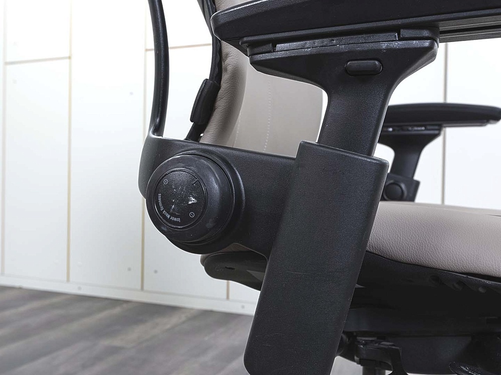 Офисное кресло руководителя  SteelCase Кожа Бежевый Leap B  (КРКБ-16122)