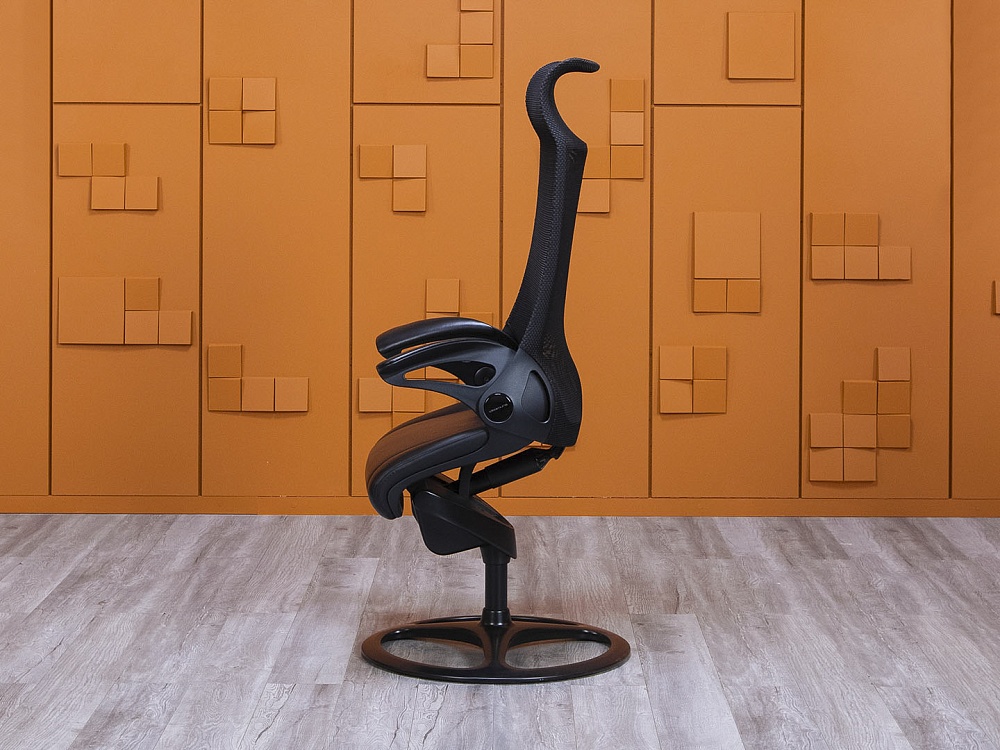 Офисное кресло руководителя  Okamura Кожа Черный Leopard  (КРКЧ-17015)