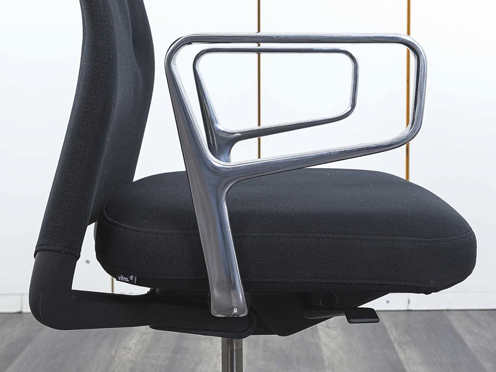 Офисное кресло руководителя  VITRA Ткань Черный ID Trim  (КРТЧ-30082)